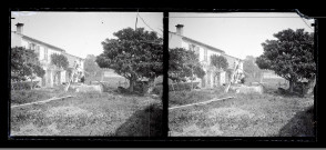 Femme au puits dans la campagne italienne.