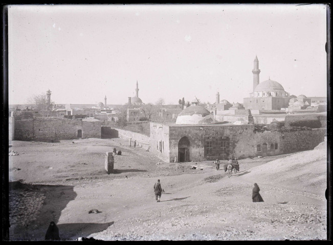 Vue de l'intérieur de la citadelle d'Alep (Syrie) avec en arrière-plan la mosquée et le minaret.