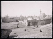 Vue de l'intérieur de la citadelle d'Alep (Syrie) avec en arrière-plan la mosquée et le minaret.