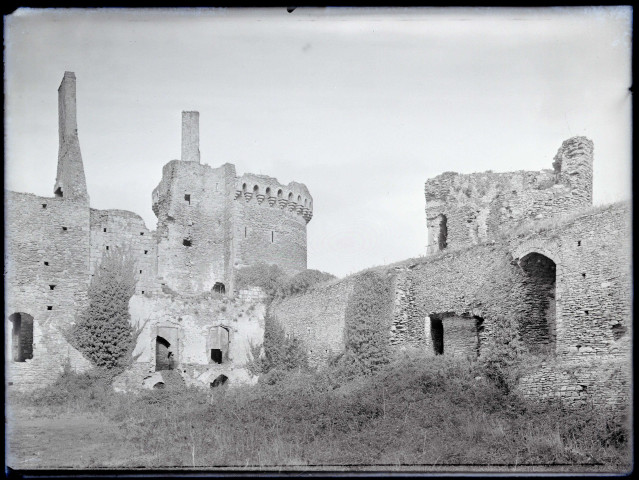 Pignons, tours, murs en pierre et ouvertures du château de Suscinio à Sarzeau (Morbihan).