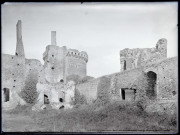 Pignons, tours, murs en pierre et ouvertures du château de Suscinio à Sarzeau (Morbihan).
