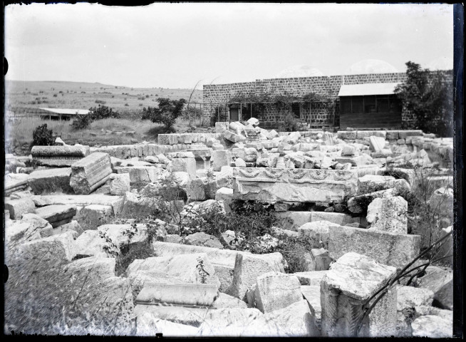 Vestiges antiques et ruines dans la campagne.