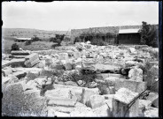 Vestiges antiques et ruines dans la campagne.