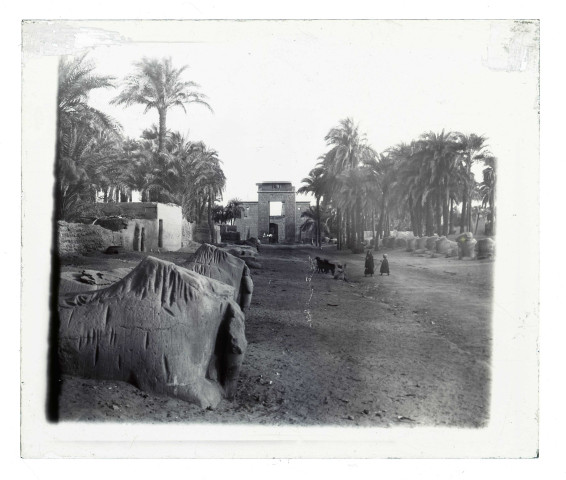Allée des béliers et porte du temple de Karnak (Égypte).
