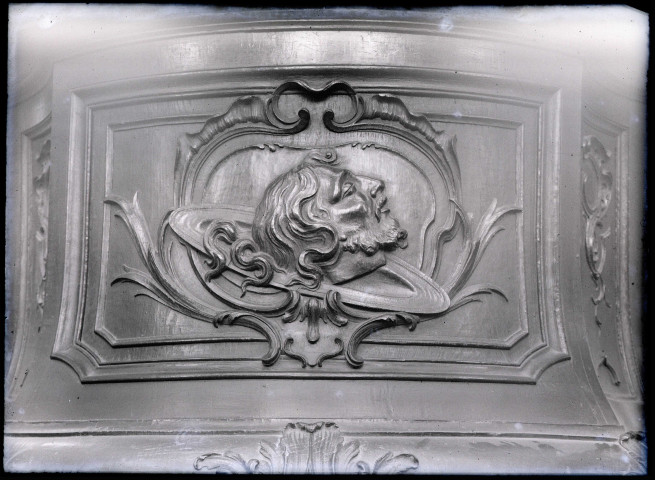 Tête sur un plateau de Saint-Jean-Baptiste sculpté sur la cuve de la chaire de l'église collégiale Saint-Laurent, église Notre-Dame de Eu (Seine-Maritime).