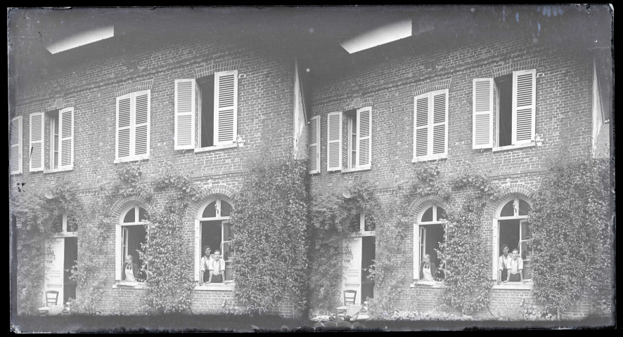 Famille Bretocq et amis posant aux fenêtres du presbytère de Rosay-sur-Lieure (Eure).