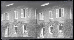 Famille Bretocq et amis posant aux fenêtres du presbytère de Rosay-sur-Lieure (Eure).