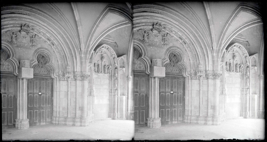 Portail à doubles vantaux de l'église de la Madeleine de Vézelay (Yonne).