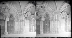 Portail à doubles vantaux de l'église de la Madeleine de Vézelay (Yonne).