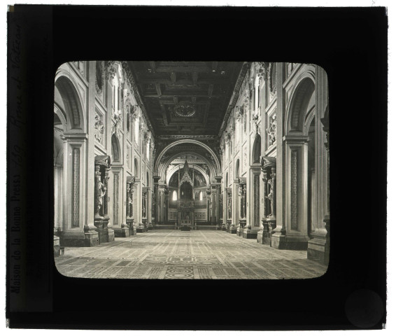 Basilique Saint-Jean de Latran à Rome (Italie), intérieur.