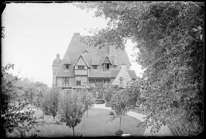 Vue d'ensemble du manoir « le Val fleuri » appartenant à M. Gallier.