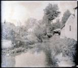 Rivière traversant la campagne normande, au loin une tour clocher.