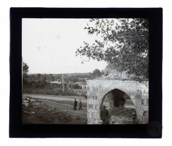 Mausolée en ruine dans la campagne.