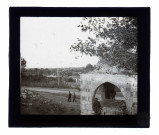 Mausolée en ruine dans la campagne.