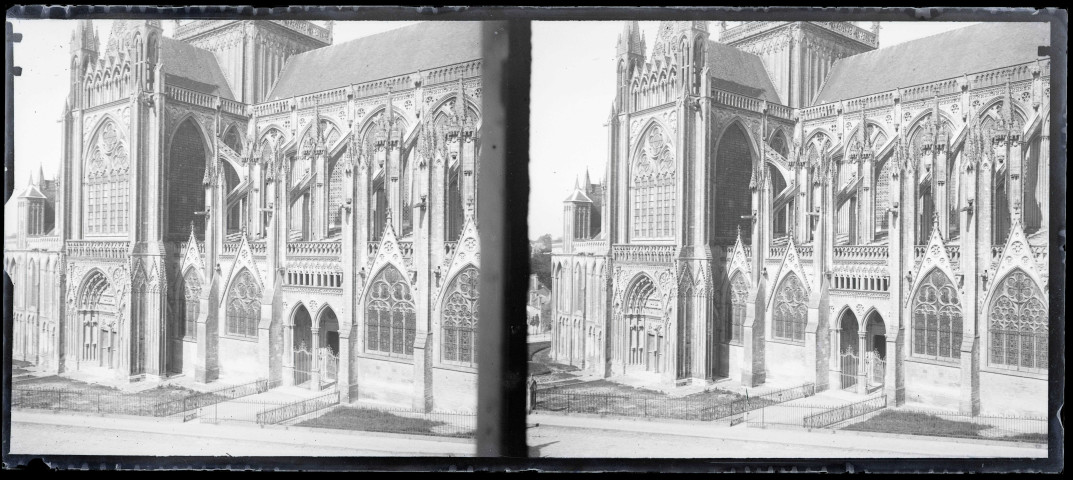 Vue latérale de la cathédrale Notre-Dame de Bayeux (Calvados).