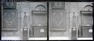 Retables et statues de sainte et d'ange exposés dans une salle de musée étranger.