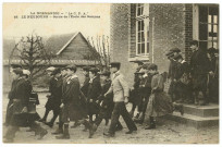 Neubourg (Le). Sortie de l'Ecole des Garçons.