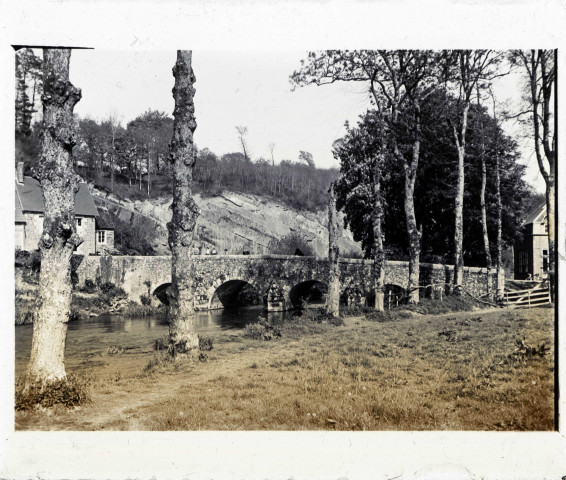 Pont aux alentours des ruines de l'abbaye d'Hambye à Percy (Manche).