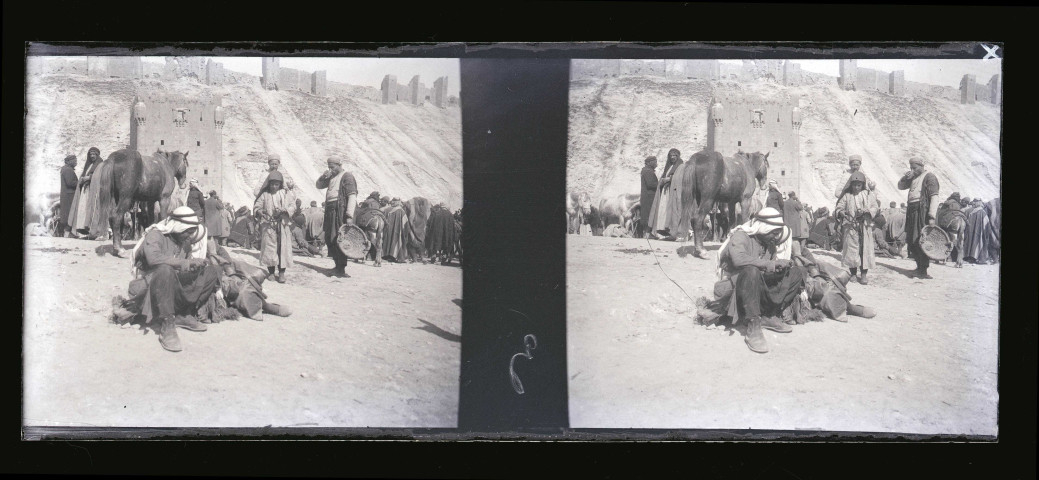 Scène de marché devant le bastion de la citadelle d'Alep (Syrie).
