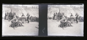 Scène de marché devant le bastion de la citadelle d'Alep (Syrie).