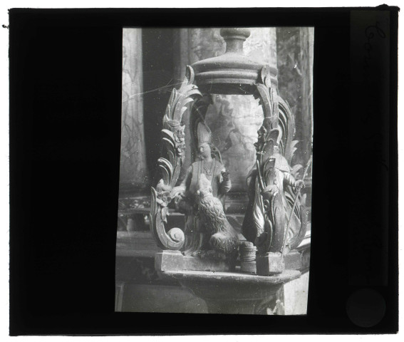 Église de Connelles (Eure), bâton de confrérie, partie supérieure baldaquin, deux statuettes Saint-Vaast et Saint-Romain.