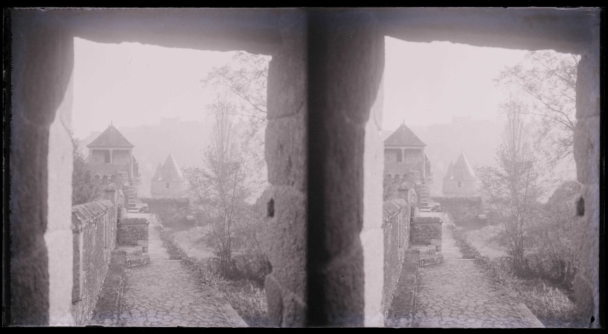 Chemin dans les remparts du château de Fougères (Ille-et-Vilaine).