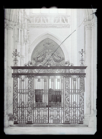 Grille en fer forgé du déambulatoire de l'église de Saint-Riquier (Somme).