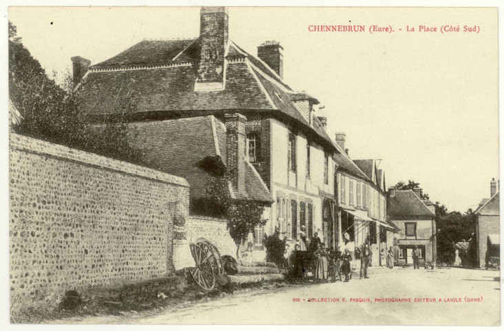 Chennebrun. La Place (Côté Sud).