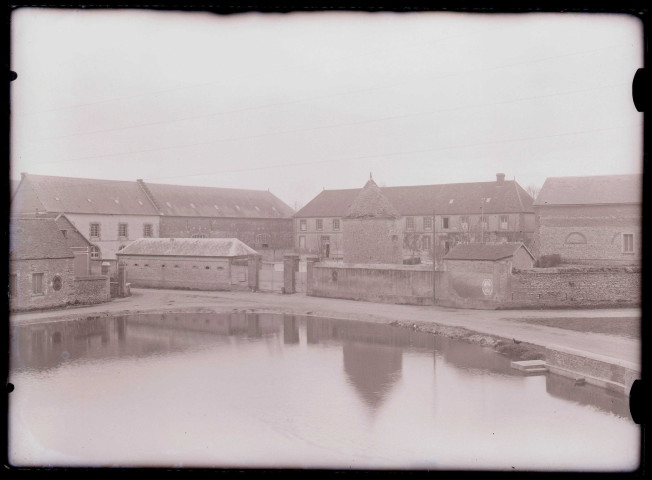 Entrée de la maison fermière et ateliers d'Orgeville (Eure).