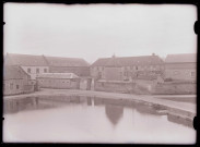 Entrée de la maison fermière et ateliers d'Orgeville (Eure).