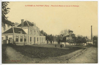 Saint-Pierre-du-Vauvray. Place de la Mairie et vue sur la Fabrique.