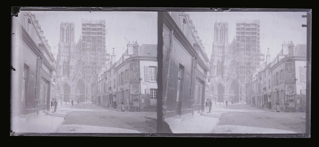 Façade de la cathédrale Notre-Dame de Reims (Marne) en travaux.