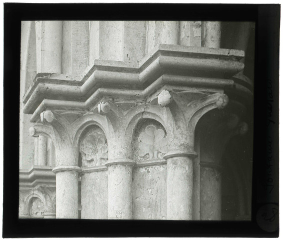 Abbaye de Fontaine-Guérard à Radepont (Eure), chapiteaux d'entrée de la salle capitulaire.