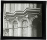 Abbaye de Fontaine-Guérard à Radepont (Eure), chapiteaux d'entrée de la salle capitulaire.