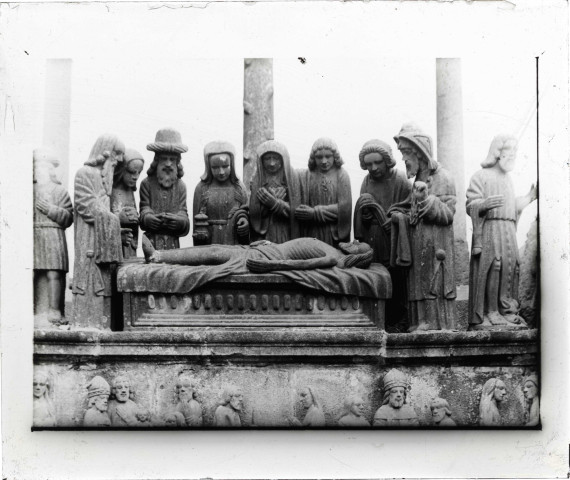 Calvaire du cimetière de l'église de Lopérec (Finistère).
