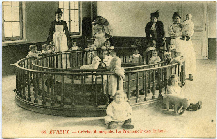 Evreux-Ville. Crèche municipale - Le promenoir des enfants.