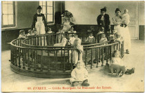 Evreux-Ville. Crèche municipale - Le promenoir des enfants.
