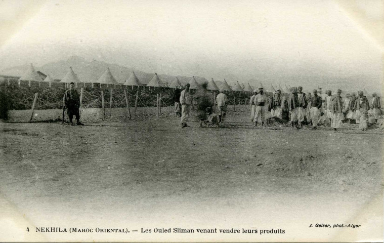 NEKHILA (MAROC ORIENTAL). - Les Ouled Sliman venant vendre leurs produits