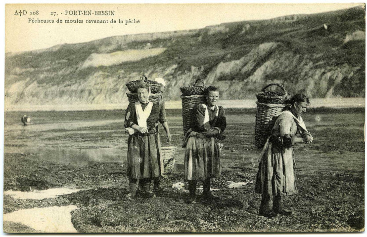 Basse-Normandie. Port-en-Bessin. - Pêcheuses de moules revenant de la pêche.