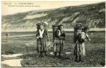 Basse-Normandie. Port-en-Bessin. - Pêcheuses de moules revenant de la pêche.