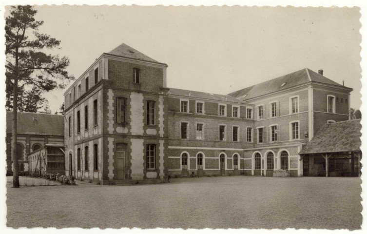 Bernay. Petit Séminaire des Missions Bernay- Façade principale.