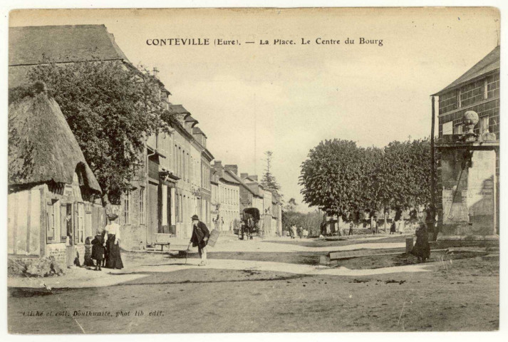Conteville. La Place-Le Centre du Bourg.