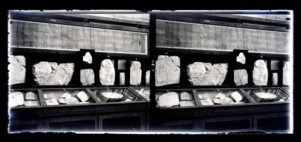 Salle et collections d'un musée égyptien.