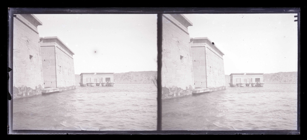 Temple d'Horus à Edfou (Égypte) inondé par la crue du Nil.