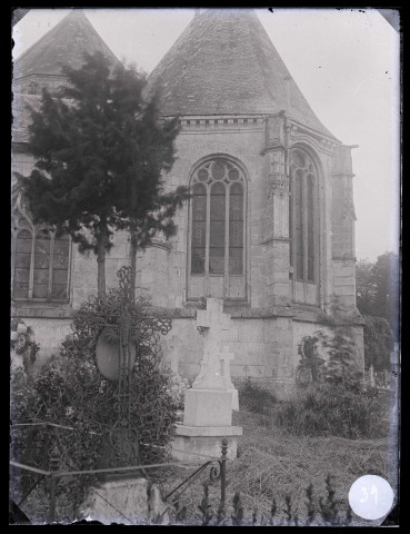 Église de La Couture-Boussey (Eure), chevet et cimetière.