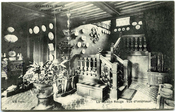 Charleval. La Maison Rouge - Vue d'intérieur.