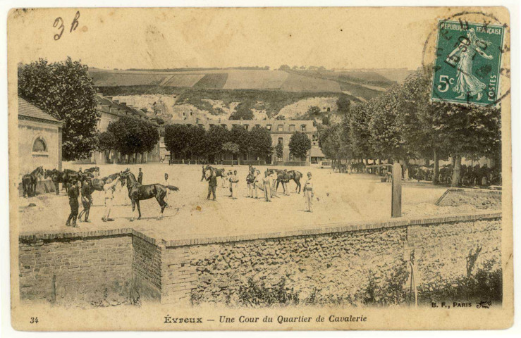 Evreux-Ville. Une Cour du Quartier de Cavalerie.