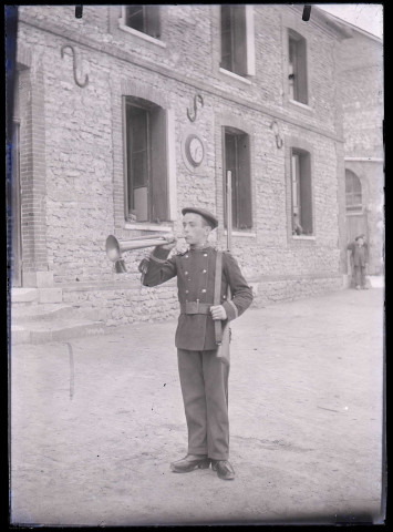 Joueur de clairon dans la cour de la maison fermière d'Orgeville (Eure).