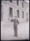 Joueur de clairon dans la cour de la maison fermière d'Orgeville (Eure).
