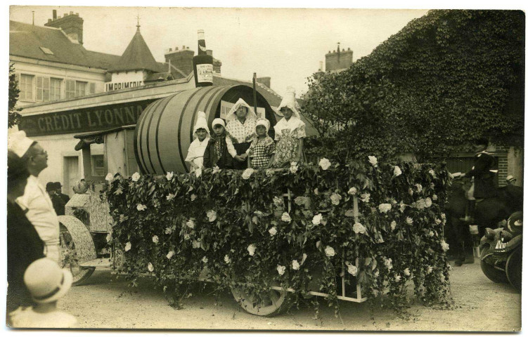 Pacy-sur-Eure. [Char décoré].